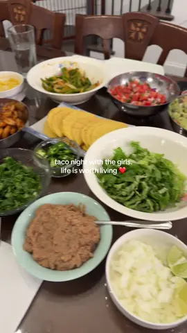 it’s not clocking to y’all that we’re standing on business is it🤨⁉️#taconight #yummy #ilovefood 