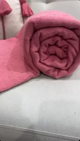 Capa de almofada Pompom com a manta Rose, trazendo uma decoração mais rústica e delicada ao mesmo tempo, estamos apaixonados por essa novidade. Cai perfeitamente na decoração da sua sala, do seu quarto, na cadeira... elas deixam o ambiente com mais elegância, aconchego e cheia de amor. Especificações : -Capa de Almofada 45x45cm -Manta Grande 1,40x2,30cm #almofadarustica #almofadas #almofadapompom #mantas 