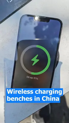 Foreigners experience China's wireless charging benches — where technology meets everyday street life. 🔋🇨🇳 #ChinaTech #SmartCity