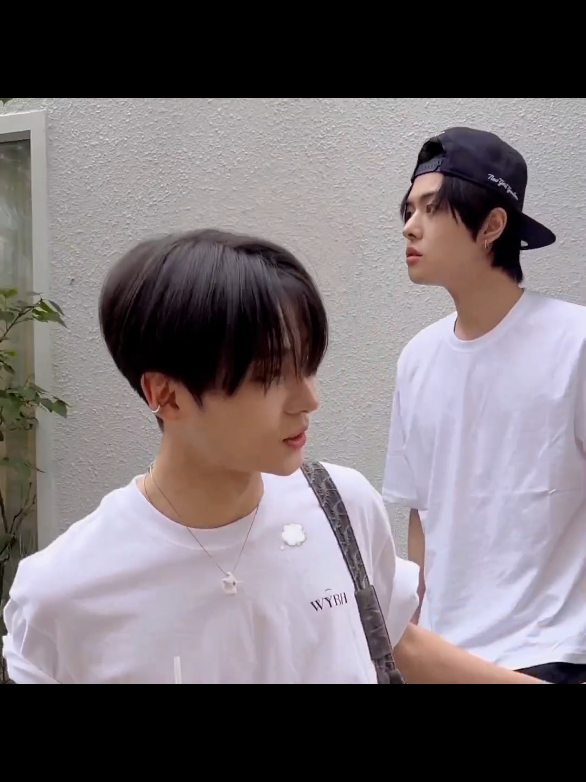 They really love wearing couple items🥰 #leo #leeleo #sangwon #leesangwon #boys2planet #kpopfyp 