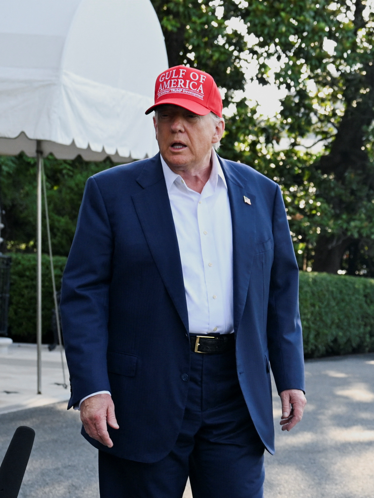 📌 En breve, se espera que el presidente Trump llegue a Florida para inaugurar ‘Alligator Alcatraz’, el centro de detención más nuevo de su Administración para albergar a inmigrantes. Esto ocurre entre críticas y protestas debido al lugar en donde se encuentra, un aeródromo abandonado de los Everglades rodeado de pantanos donde abundan los mosquitos, las pitones y los caimanes. 🔗 Lee lo más reciente en el link anclado a este video.