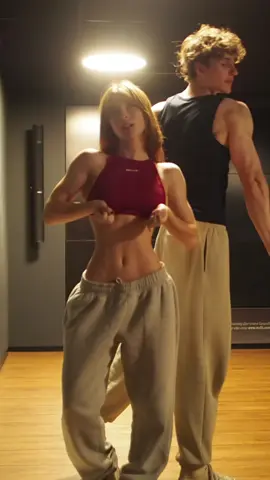 been to a new gym and theres a posing rooooom!! @DFYNE code sonyaegon🍓🍓 #GymTok #gym #gymgirl #fyp #gymcouple #workoutmotivation #dreambody #flexing #gymrat 