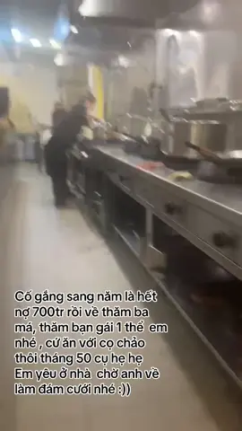 Cố gắng sang năm là hết nợ 700tr rồi về thăm ba má, thăm bạn gái 1 thể  em nhé , cứ ăn với cọ chảo thôi tháng 50 cụ hẹ hẹ  Em yêu ở nhà  chờ anh về làm đám cưới em  nhé :))               #conghoasec #anhdaubep #xuhuong 
