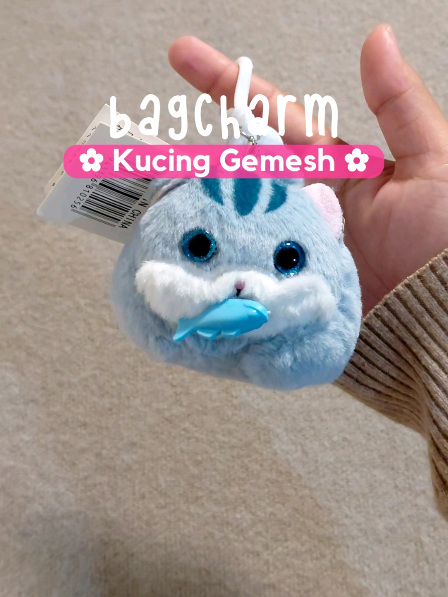 Bagcharm kucing gemes ekornya bisa muter 🐈💨 bisa jadi Keychain juga, gemoy bgt bulu bonekanya lembut tinggal ditarik ekornya bisa muter-muter, lucu bgt pokoknya. Rekomendasi kado lucu buat cewek #bagcharm #keychain #cutefinds 