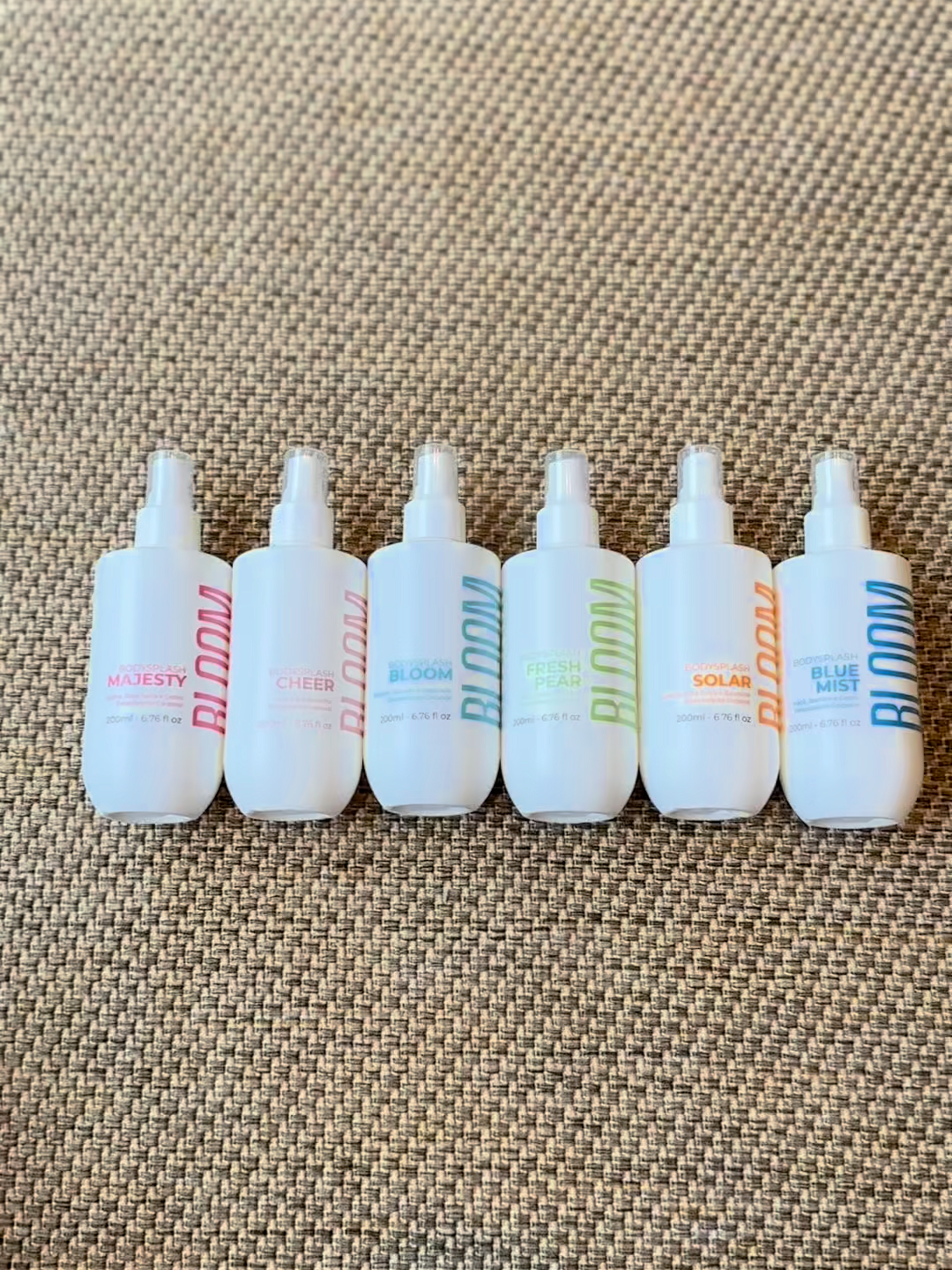 ✨ Escolha seu cheirinho favorito e leve sua personalidade na pele! Os Body Splashes Bloom Bronzeado foram feitos pra quem ama deixar rastro por onde passa: 💙 Blue Mist – fresco, elegante e envolvente 👑 Majesty – marcante, sofisticado e poderoso 🍦 Bloom – doce, cremoso e viciante ☀️ Solar – leve, luminoso e feminino 🍐 Fresh Pear – delicado, frutado e refrescante 🍭 Cheer – intenso, doce e inesquecível 🛍️ Já disponíveis no TikTok Shop — cheirosa o dia todo por um preço que você ama 💖 #bronze #perfume #vaiprafy #bloombronzeado #bloom #beleza #bodysplash #vaicomcheiro #trendbeleza #cheirorico #perfumefeminino #tiktokshop #cheirosaegastandopouco #rotinadebeleza