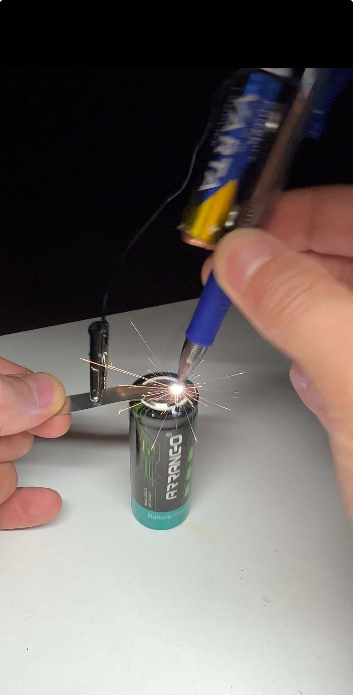🆕 New project! Mini spot welder with easily replaceable battery! 🔋⚡ In this video I show you my latest invention: a portable mini spot welder, battery powered with a quick and easy system to replace it when necessary. Compact, practical and perfect for small jobs on sheet metal or for those who love to experiment with DIY projects. This is a personal experiment, not a commercial product. #MiniSpotWelder #DIYWelder #Technology #DIYProjects #Inventions #LifeHacks #DIYEngineering