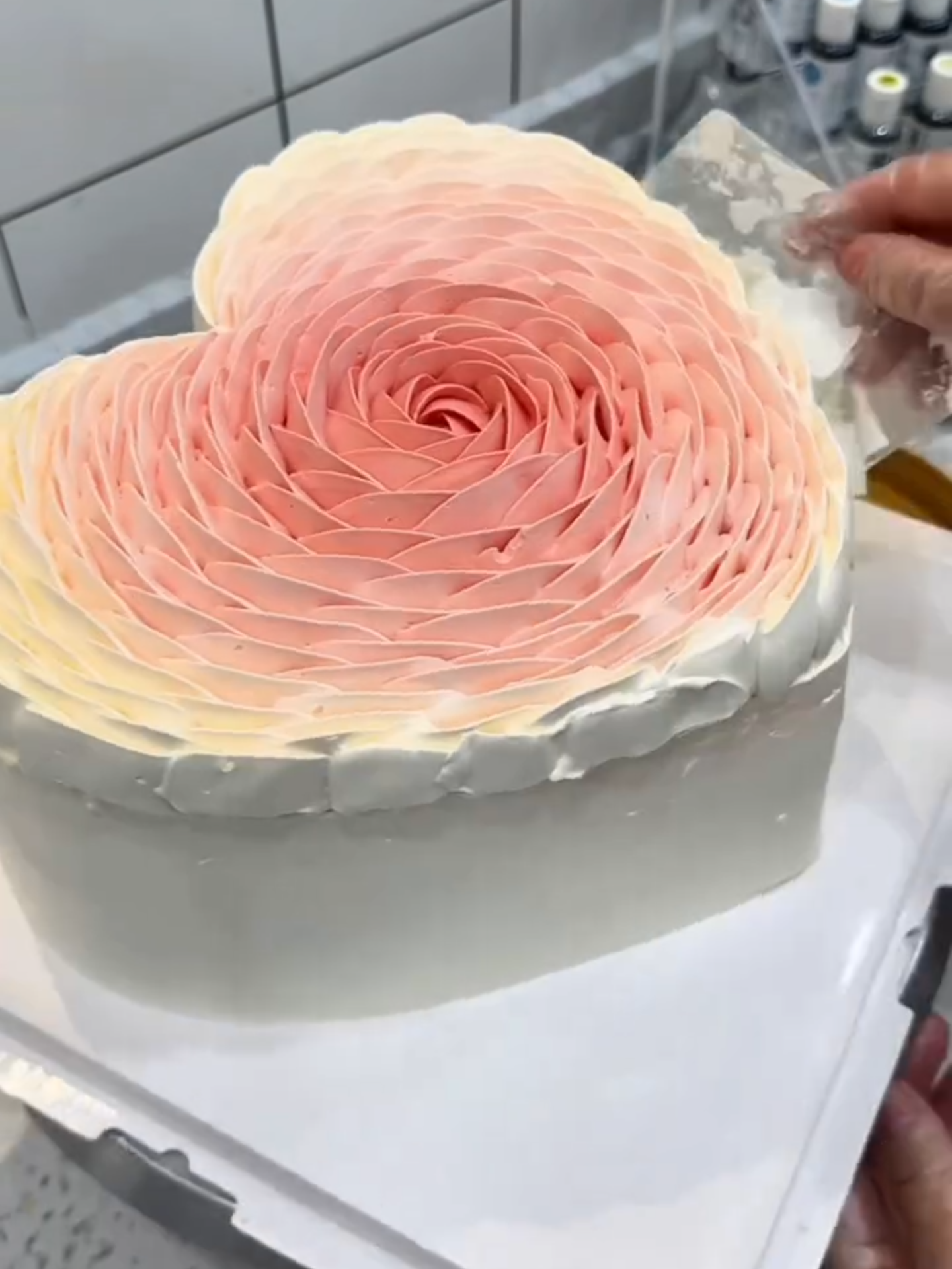 Fazer um bolo em formato de coração com efeito degradê é uma experiência super terapêutica e encantadora! 💖 Confira este tutorial especial e aprenda o passo a passo para criar bolos incríveis, dignos de celebridades. Venha aprender comigo e se apaixonar por cada detalhe dessa arte deliciosa! #BoloDegradê #BoloDeCoração #BoloArtístico #celebridade #AprendaComigo #ConfeitariaCriativa #TutorialDeBolo #BoloDosSonhos #ConfeitariaAfetiva #BoloPerfeito  #video#videoviral #tik_tok