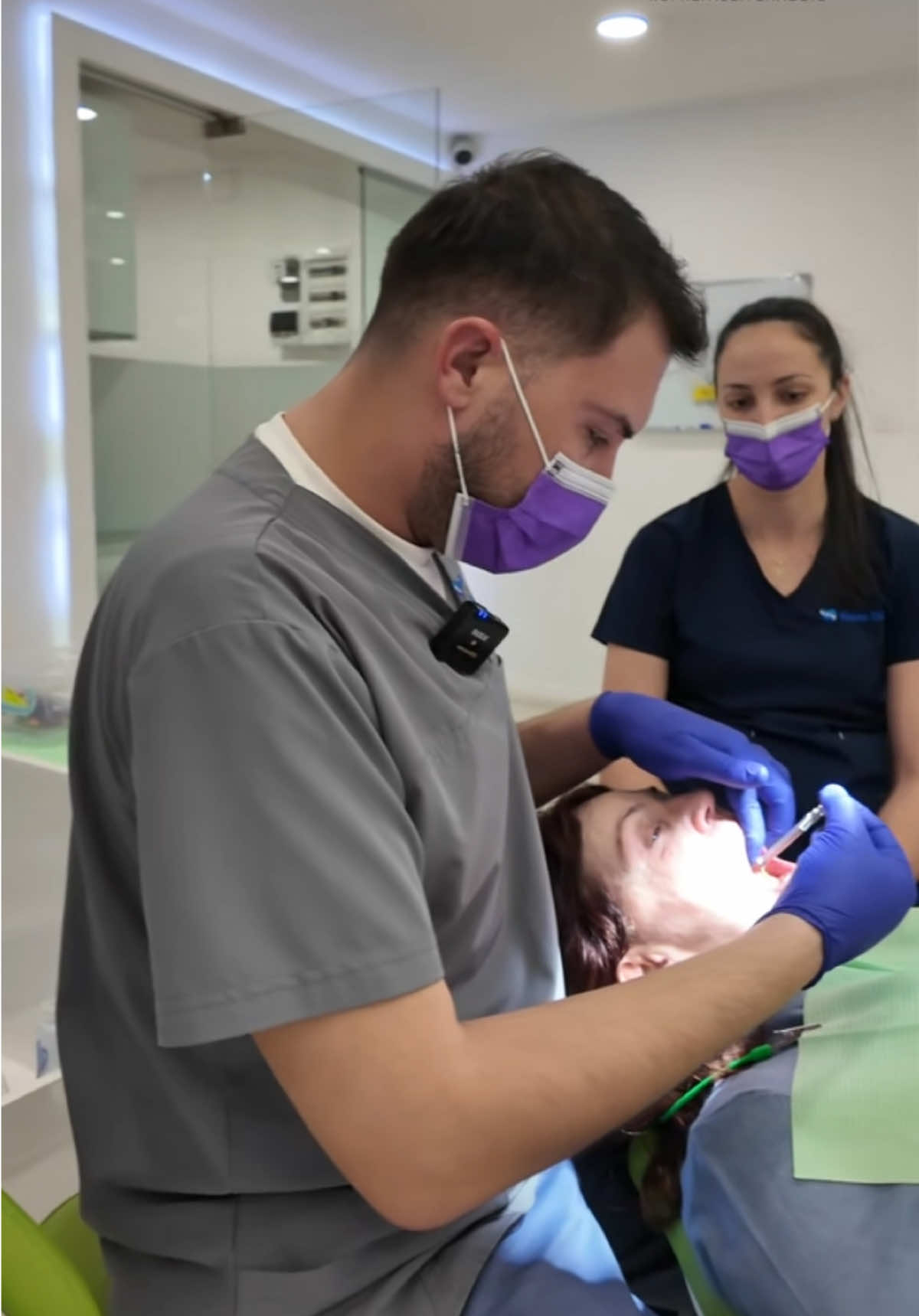 🚪 Totul începe cu o ușă deschisă… La Denta Clinic, fiecare pacient intră într-un spațiu gândit nu doar pentru tratamente, ci pentru liniște, empatie și încredere. 👋 De la primul pas, ești întâmpinat cu un zâmbet la recepție, unde colega noastră Luiza și echipa de front desk îți răspund la întrebări și te ghidează cu răbdare. 🩺 Apoi, intrăm în zona de consultații, unde Ciprian – fondatorul clinicii – analizează cu atenție fiecare caz, într-o discuție sinceră, empatică și 100% personalizată. 🔬 În continuare, te invităm să descoperi și partea nevăzută a unei clinici moderne: 🦷 săli de chirurgie, tehnologii de ultimă generație, echipă medicală dedicată – totul pregătit pentru ca tu să simți că ești în cele mai sigure mâini. 💬 Pentru noi, medicina înseamnă comunicare, încredere și rezultate vizibile. Iar acest tur este doar începutul unei relații bazate pe grijă reală față de pacient. — 🦷 Dantură Fixă pe Implanturi fără durere, cu tehnologii moderne și tratamente personalizate. ✅ Punem accent pe fiecare detaliu pentru ca tu să te bucuri de o dantură funcțională și estetică, care să dureze o viață întreagă. 🎯 Intră în grupul nostru de suport – „Denta Clinic pentru Pacienți” – și discută direct cu alți pacienți sau cu medicii noștri 👉 https://www.facebook.com/groups/240577866975450/ 🔍 Vezi testimoniale video și scrise aici: https://shorturl.at/iCp4M 📞 Programează-te acum prin WhatsApp: +40 761 233 220 📍 Ne găsești pe Calea București 193A, Râmnicu Vâlcea 🌐 Detalii complete pe site: www.dentaclinic.ro 🔗 Link direct cu toate resursele utile: https://linktr.ee/dentaclinic.vl #TurulClinicii #DentaClinic #ZâmbetFărăDurere #FărăFricăLaStomatolog #ExperiențaDentaClinic #DințiFixațiPeViață #PacientFericit #EmpatieÎnStomatologie #ImplanturiFărăDurere #RâmnicuVâlcea #ZâmbetNouZâmbetDenta 