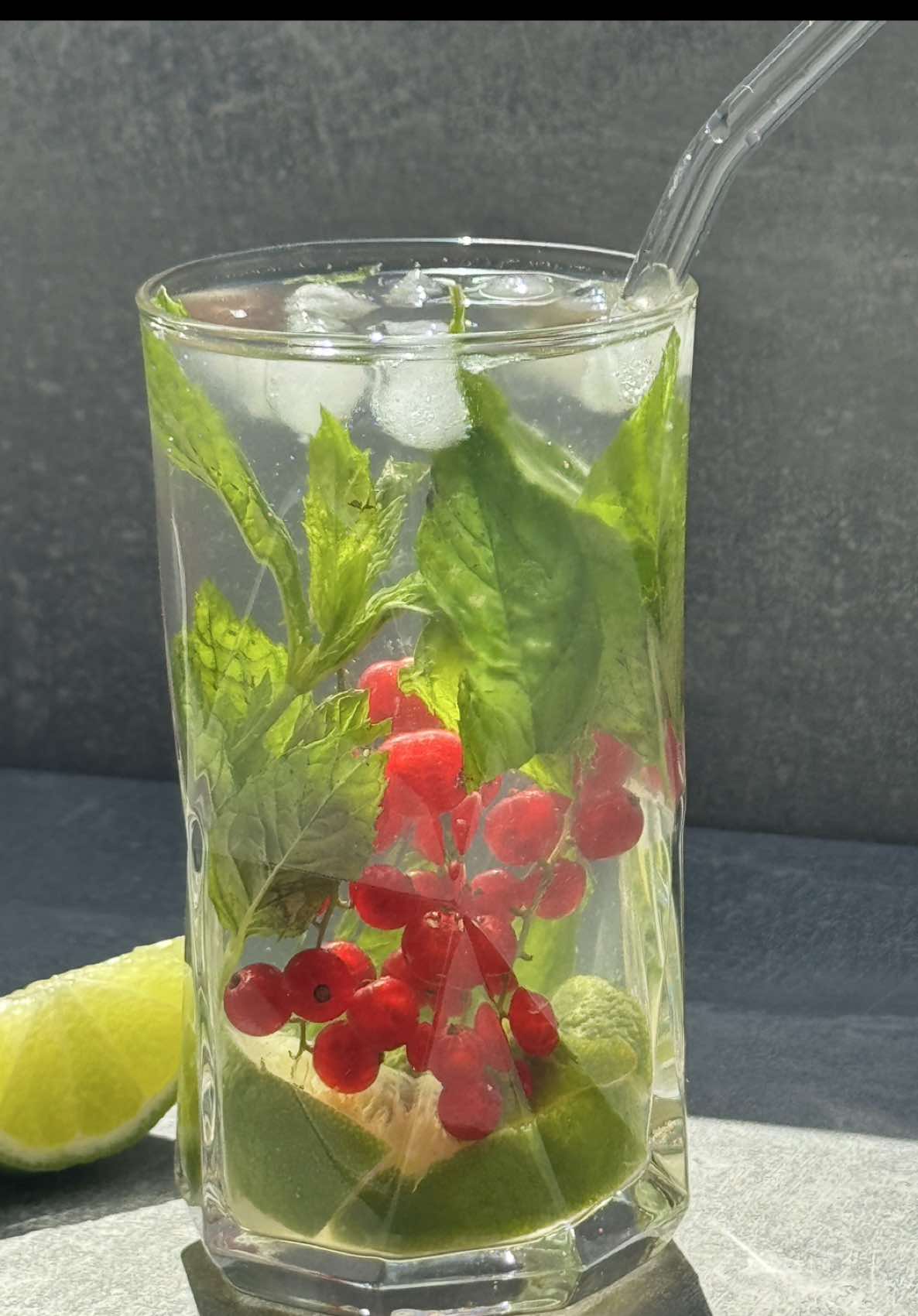 Summer cocktail with mint🍃 and lime🍋‍🟩 #cocktail #fruit #foodblogger_de ice #rip 