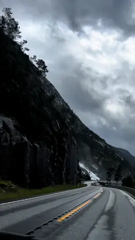 A normal road in Norway 🇳🇴#norway #norwegen #travel #roadtrip #wildnature #wildness #road #photography #dronevideo #discover #nature #waterfall #wasserfall #reisen #earth #Hiking #reelsinstagram #reelstrending #picoftheday @Norway 🇳🇴 @norway_ @Travelvibes @Traveller Bucketlist 🌍 