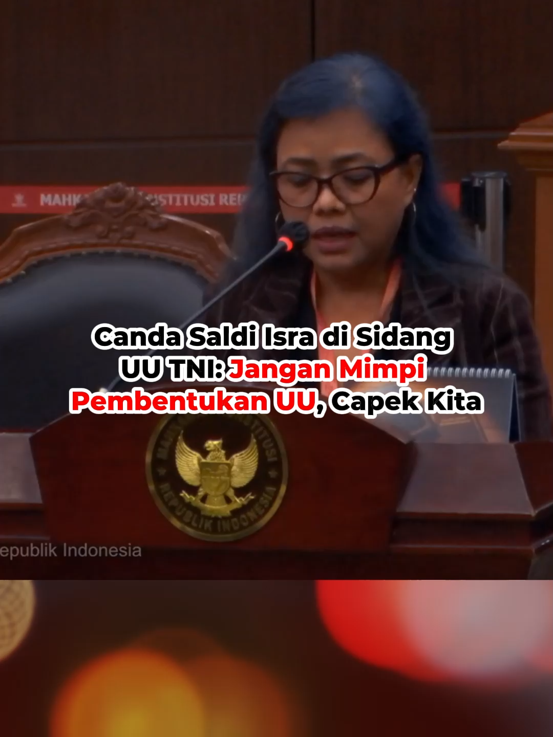 Wakil Ketua Mahkamah Konstitusi (MK) Saldi Isra melontarkan candaan saat memimpin sidang lanjutan terkait gugatan Undang-Undang Nomor 3 Tahun 2025 tentang Tentara Nasional Indonesia (UU TNI) di ruang sidang Mahkamah Konsitusi (MK), Jakarta Pusat, Selasa (1/7/2025). Sidang untuk sejumlah perkara ini digelar dengan agenda mendengarkan keterangan ahli dan saksi. Salah satu ahli yang dihadirkan dalam persidangan adalah Dosen Hukum Tata Negara Sekolah Tinggi Ilmu Hukum Jentera, Bivitri Susanti. #IDNTimes #tiktoktainment #IDNTimes_NAI #TikTokNews #Viral #IDNTimesNews #TNI #RUU #SaldiIra