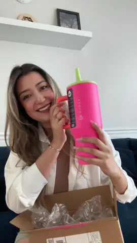 So excited for one of the first TTS free samples! This cup is perfect specially for summertime when you need that water and you need it cold! 😍  Love that it is leakproof and fits in a standard cup holder. ✨  Run to get yours bestie! 😘 @HYDROJUG  #tiktokshop #tiktokaffiliate #creatorsearchinsights #tiktokpartner #hydrojug #freesample 