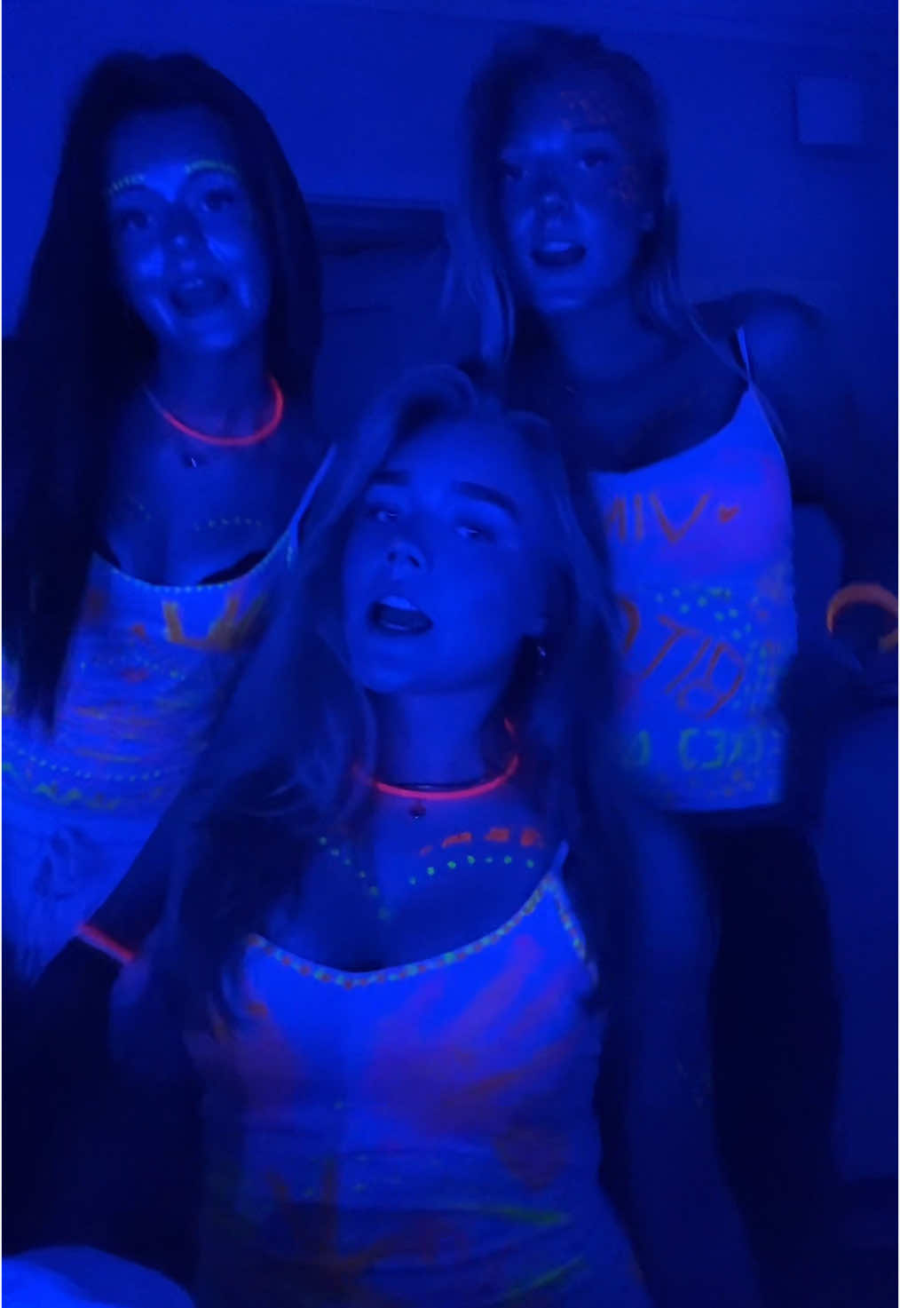 Jag älskar Stella Ellen och Elisa❤️❤️❤️❤️❤️ #ily #neon #neonparty