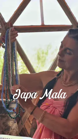¿Estás usando tu japa mala sin haberlo consagrado antes? No es solo un detalle. Si no ha sido activado con intención, su energía está dormida. El japa mala es una herramienta sagrada. Cuando lo consagras, se convierte en un objeto de poder. Protege, sostiene tu práctica… y te acompaña con presencia en el día a día. Si aún no lo has hecho, no te preocupes. Te enseño cómo consagrarlo paso a paso. Comenta JAPA MALA y te envío mi guía gratuita para activarlo correctamente 📿