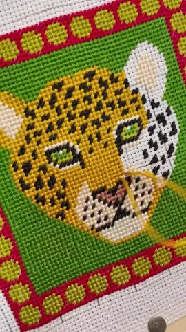 Leopard needlepoint 🪡 #handembroidery #bordado #textileart #bordadosamano #diyembroidery #beginnerembroidery #embroideryart #embroiderytutorial #howtoembroider #crossstitch #pontocruz 