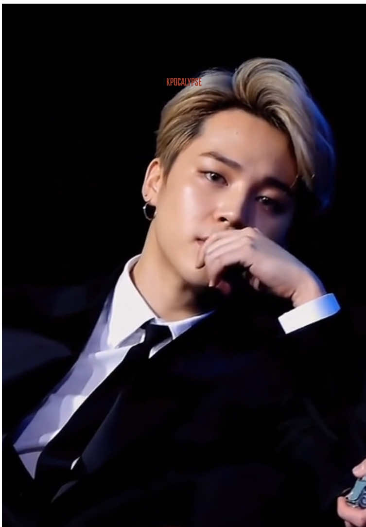 Jangan liat Jimin lama-lama. Bukan karena bahaya… tapi karena lo gak akan kuat balik jadi manusia biasa. Dia bukan idol, dia gangguan visual pake glitter. Follow akun ini kalau lo juga sering nonton fancam sambil ngecas mental. #parkjimin #jimin #bts #btsarmy #kpocalypse #kpop #creatorsearchinsights 