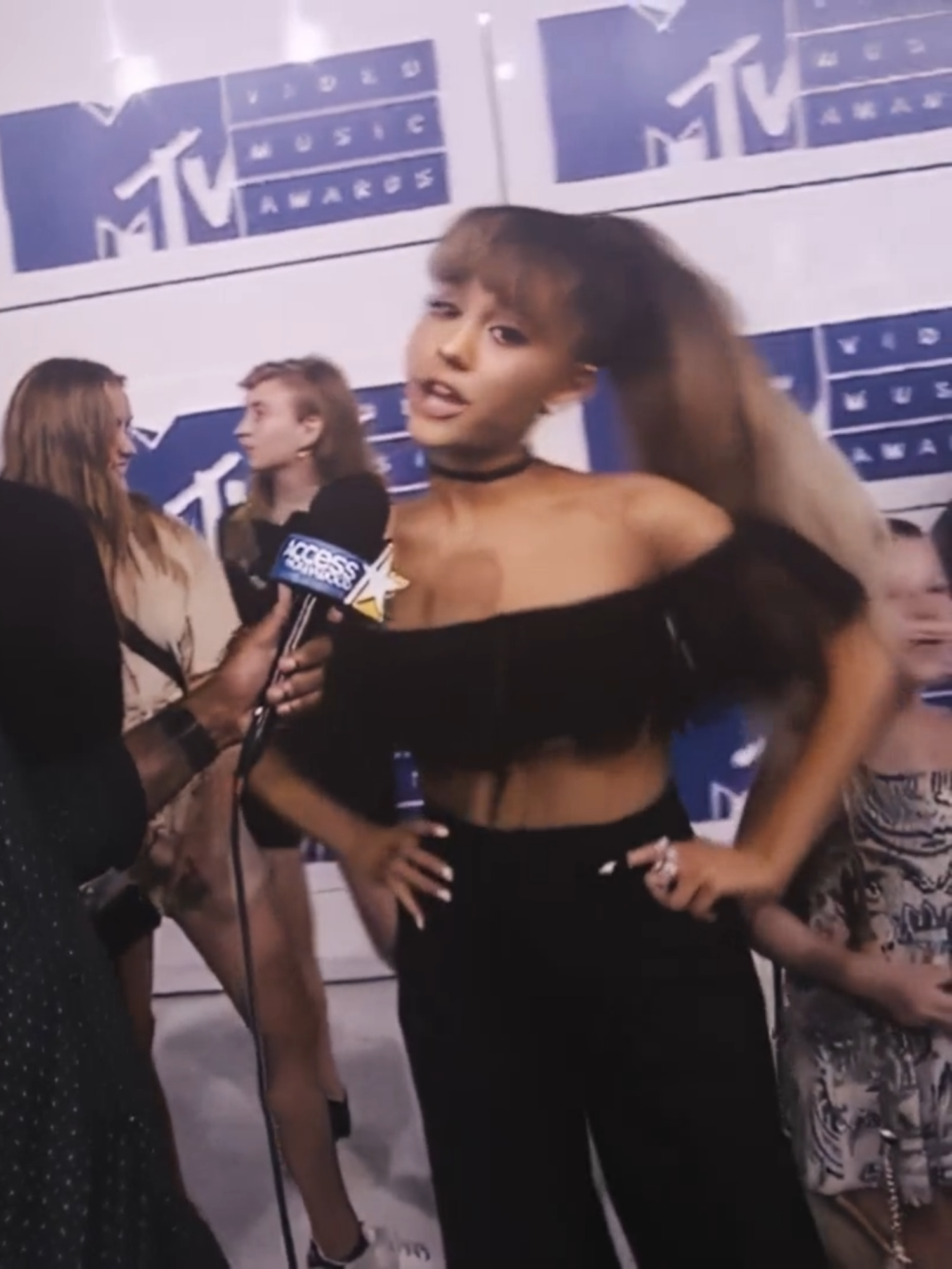 #ARIANAGRANDE it's finally holidays omg  II  