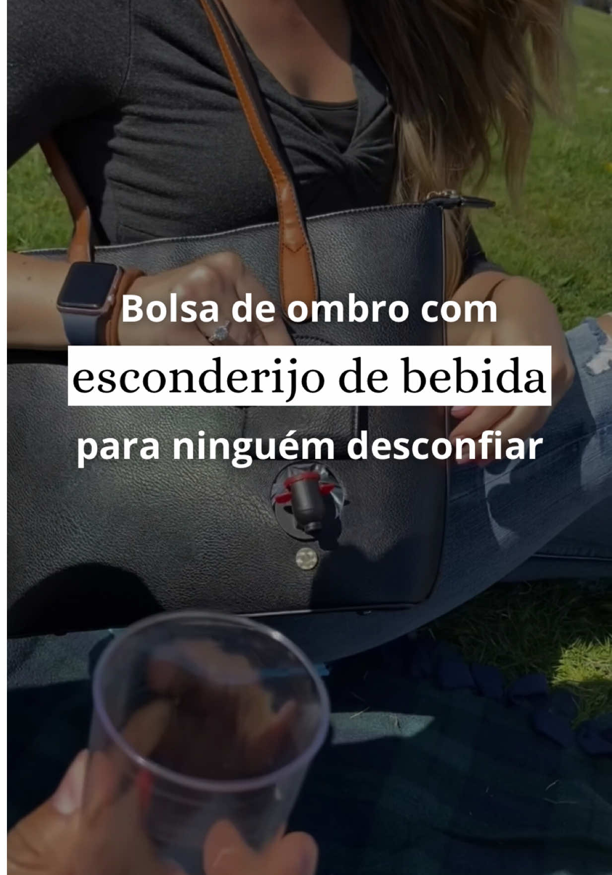 Bolsa de ombro com esconderijo de bebida para ninguém desconfiar 🤫👜🍷 . 🔍 Cole este ID no buscador do Mercado Livre: OQCOMP-DB09 . @Mercado Livre @Mercado Livre Moda  . #MercadoLivre #MeusFavsDoMercadoLivre