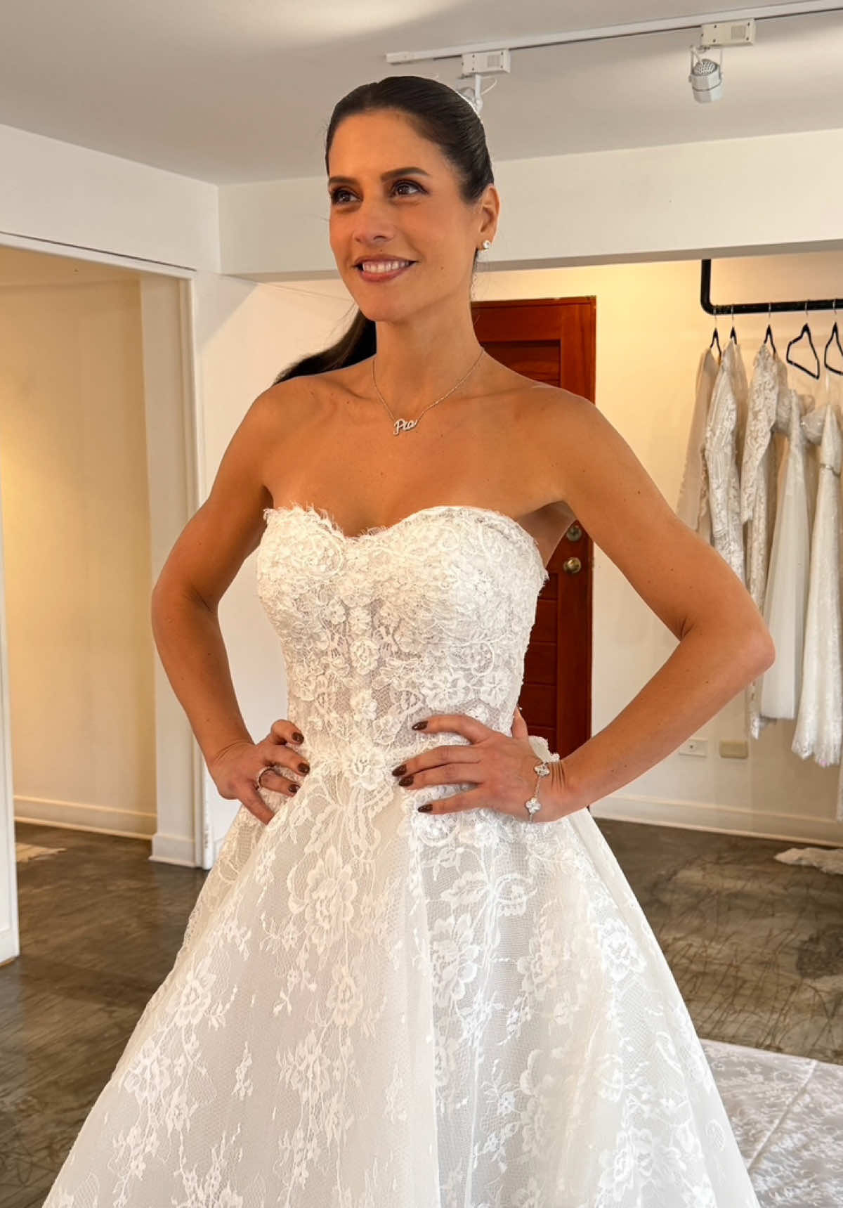¡ME CASO DE NUEVO! 👰🏻‍♀️🤵🏻‍♂️… pero con la misma persona 🫢😂 Mejor dicho.. ¡RENOVAREMOS NUESTROS VOTOS! 😍 Acá lo más importante es que @luchacopello no toma 🫢😂🥂 Se viene la renovación de votos así que acompañen a #LasCopello a escoger el vestido para ese día ❤️ (Samuel se va a enterar con este video que tendremos renovación de votos jajajaja) ¿Cuál les gustó más? Leo opiniones 👀