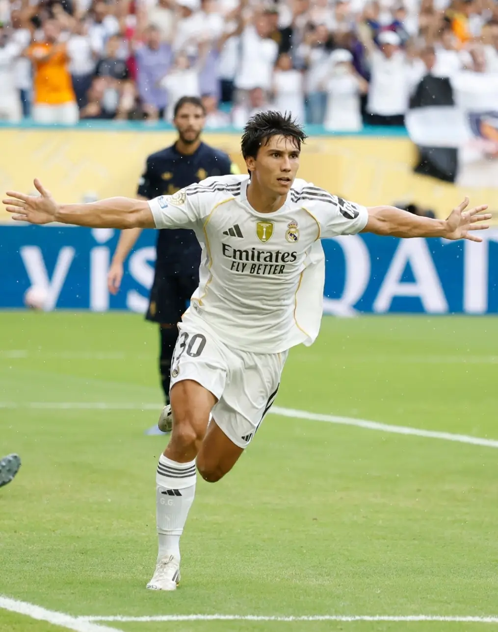 La foto del dia, hoy en la victoria del Real Madrid frente a la Juventus, durante la celebracion del autor del unico gol del encuentro Gonzalo Garcia, se logró apreciar una bandera del cacique 🏁  #chilenodecorazon #colocolo #clasico #clasicoesganarte #football #futbol #colocoloeschile #colocoloeternocampeon #clasificatorias #futbol #udechileoficial #udechile🔵🔴 #losdeabajo #futbolchileno #chileanpremierleague #chileno #chilenosporelmundo 