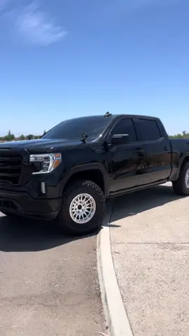 Parking dialed??  #cleanandsimple #kmc #forgedwheels #duramax #gmcsierra #fyp #FYP #trucktok #ditchlights #ceramiccoating #blacktruck #beadlocks #onthisday @Morimoto Lighting @General Motors @Cognito Motorsports @TOYOTIRES 