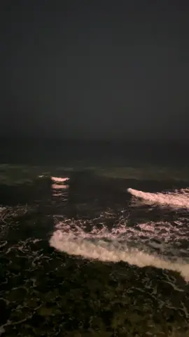 ما سرخَ الدمعَ من عيني وأطلقهُ إلاّ اعتيادَ آسىَّ في القلبِ مسجونِ صبراً لعلى الذي بالبُعدِ امرضني بالقُرب يوماً يُداويني فيُشفيني