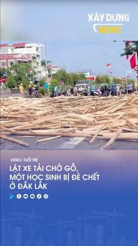 Chiếc xe tải chở gỗ keo bất ngờ lật ngay khu vực ngã tư đèn giao thông quốc lộ 1 ở phường Đông Hòa (tỉnh Đắk Lắk), đè chết 1 thiếu niên đi đường. Nguyên nhân vụ tai nạn đang được điều tra.#xaydungnews #xuhuong #xuhuongtiktok #dcgr #theanh28 