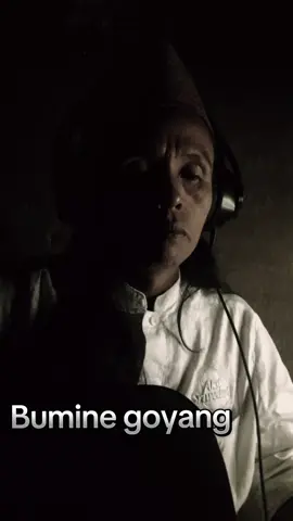 Zaman telah runtuh, sejarah pun diam, Bumi berguncang, tak ada lagi salam. Langit retak menahan duka, Manusia sibuk, lupa bertanya #qasidahakustik #serumpunmelayu #sholawat #viral #fyp 
