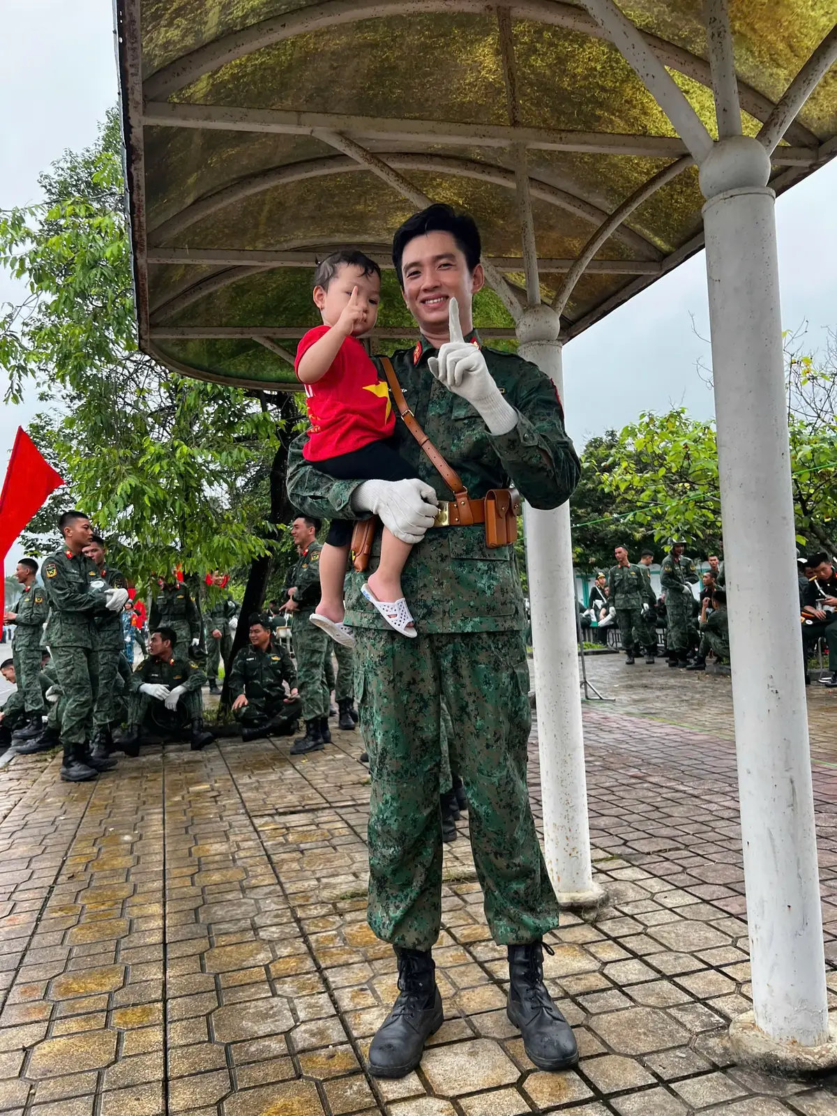 Nhỏ em mình có cái để khoe với mấy đứa cùng lớp mẫu giáo rồii 😆 #LHH #lehoanghiep #a80 #bodoi #viral #dieubinh 
