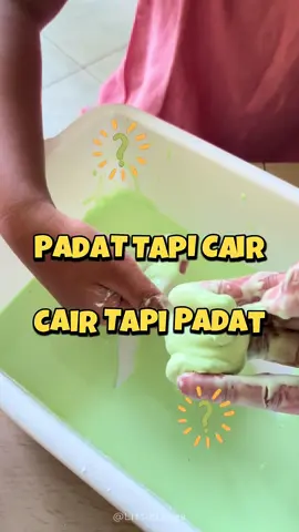 Eksperimen Sains Lagi. Kali ini kita membuat Oobleck. Kegiatan ini sangat cocok untuk anak usia 3 tahun ke atas. Yang dipelajari anak : ✅ Mengenal sifat bebda cair dan padat ✅ Melatih rasa ingin tahu ✅ Merangsang sensori dan motorik halu kenalkan sains yang seru kepada anak yuk. Bahannya aman dan sederhana. Anak pasti suka dan terheran-heran.  #idebermainanak #eksperimen #motorikanak #kegiatananak #motorikhalus #stimulasidirumah #eksperimensains #sensory 