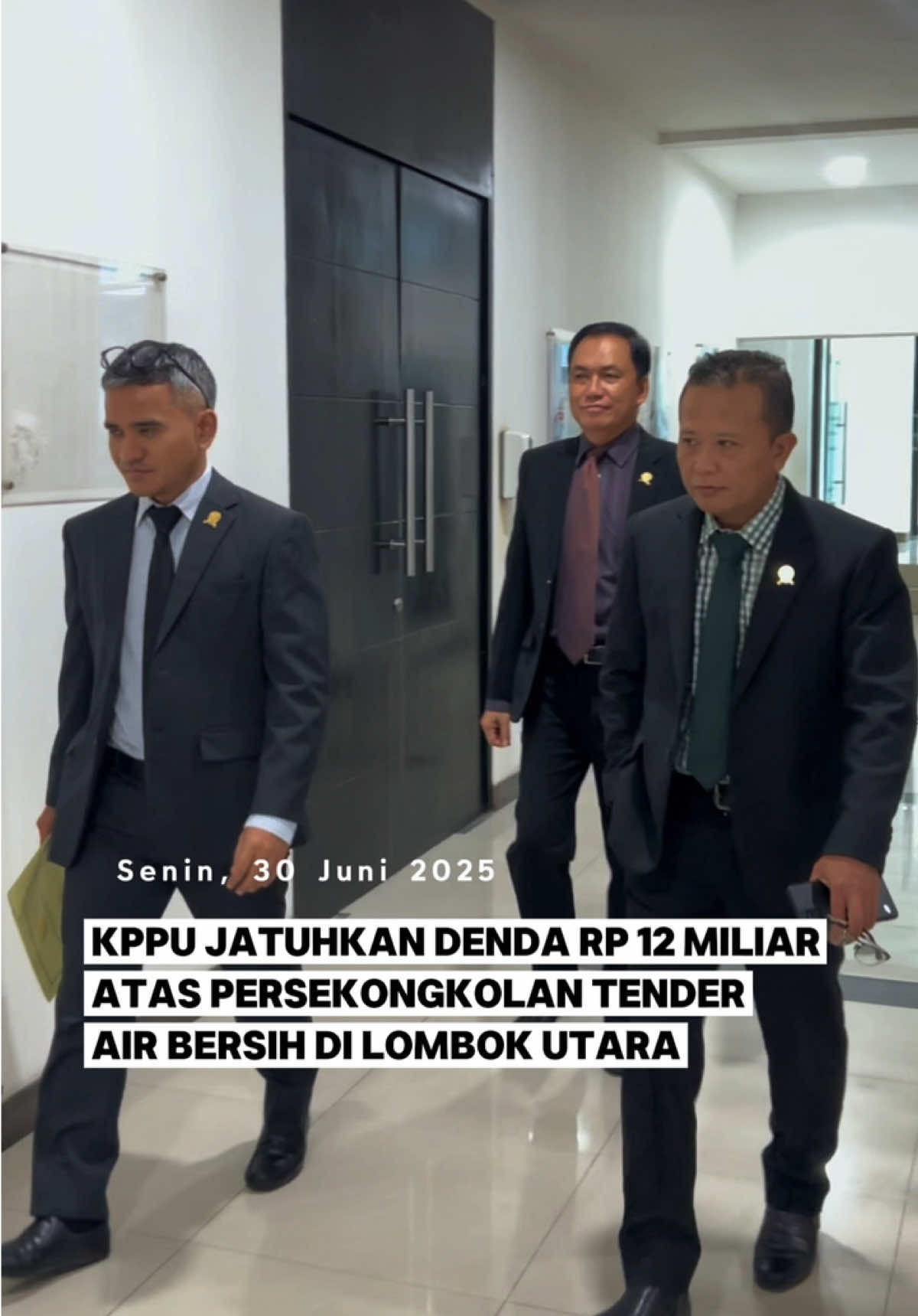 Senin, 30 Juni 2025. Saya hadir sebagai anggota majelis. KPPU resmi memutus perkara tender air bersih di Lombok Utara. Kami menjatuhkan denda total Rp12 miliar kepada pelaku usaha yang terbukti bersekongkol. Persaingan sehat itu hak semua pihak, bukan ruang main curang. Mari jaga proses pengadaan agar tetap adil dan transparan✊🏼 #FanshurullahAsa #KetuaKPPU #KPPU #SobatKompetisi #LawanKartel #PersainganSehat #TenderBersih #LombokUtara #PutusanKPPU