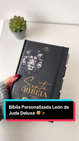 Biblia Personalizada León de Juda Deluxe 🦁✨ Hermosa Biblia en Letra GRANDE en Reinado Valera 1960 con los Tabs Deluxe 😎 Disponible en 💻 libreriakyrios.com #biblia #bibliapersonalizada #biblialeondejuda #biblialeon 