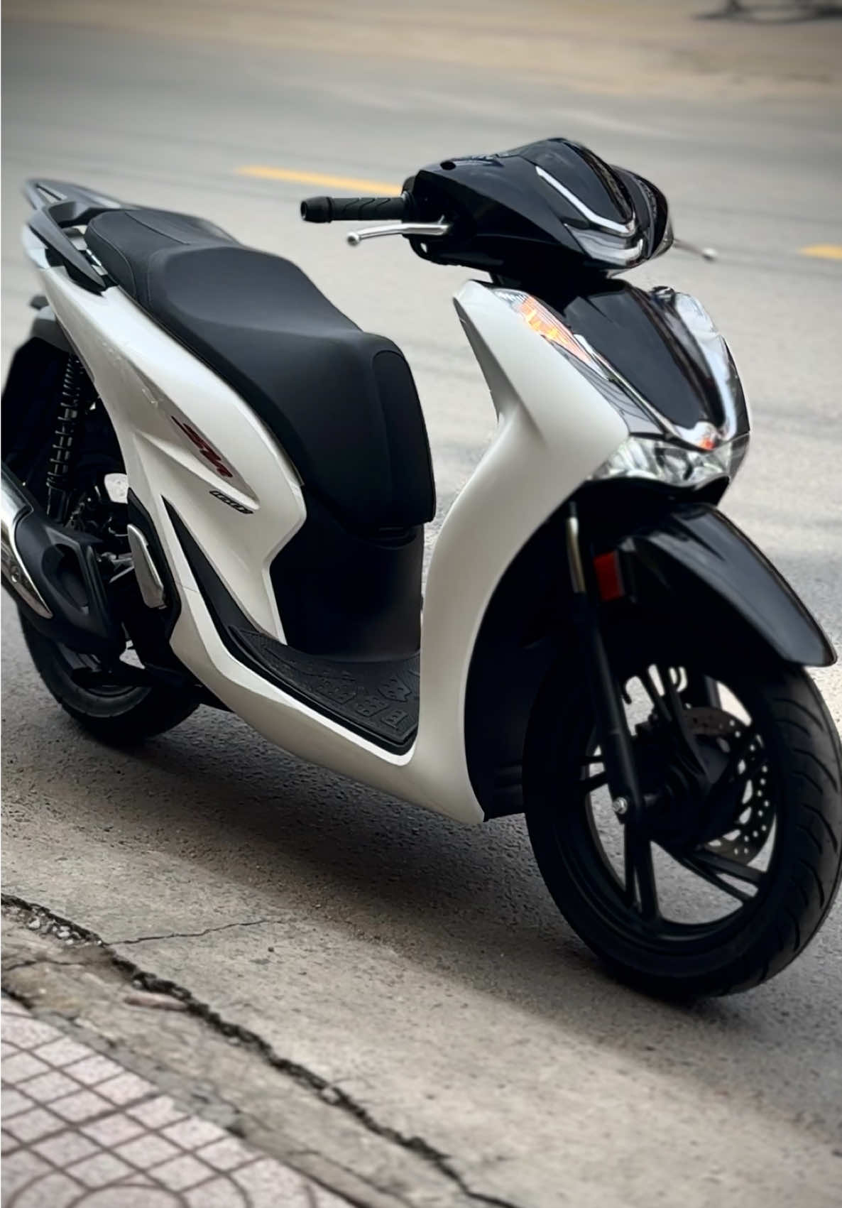 Sh160i abs trắng đen. Phối cùng 3 món 350i đủ cháy chưa ạ #honda #sh125 #sh160 #sh350i  #xemaynamtien 