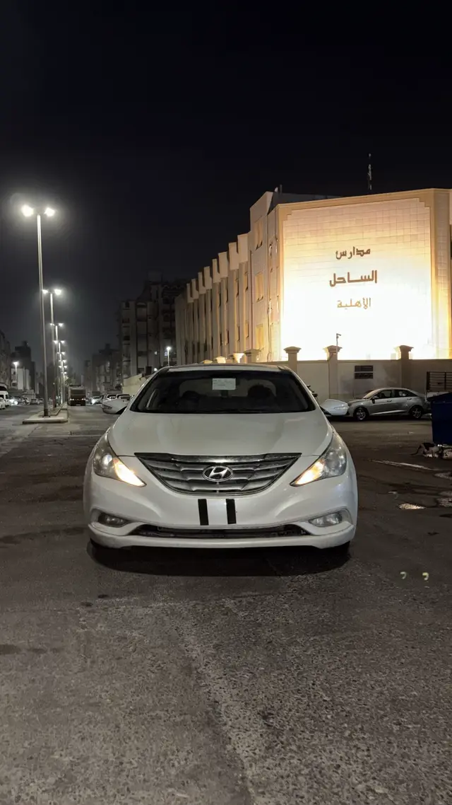 تبدا القصه عندما تتلقى دوريات الامن بلاغا من احد مراكز الشرطه عن سياره من نوع سوناتا موديل 2014 الون ابيض يشتبه بانها متورطه في سرقه محل تجاري في حي الصفا قبل اقل من 30 دقيقه تمر السوناتا بجانب نقطه تفيش موقته، وعندما يطلب منها التوقف يتفاجأ رجال الامن بانها تزيد السرعه فجاه وتتجه نحو الطريق السريع على الفور تطلق صافرات الدوريه وتبدأ المطاردة #fyp #foryou #foryoupage  #سوناتا2014 