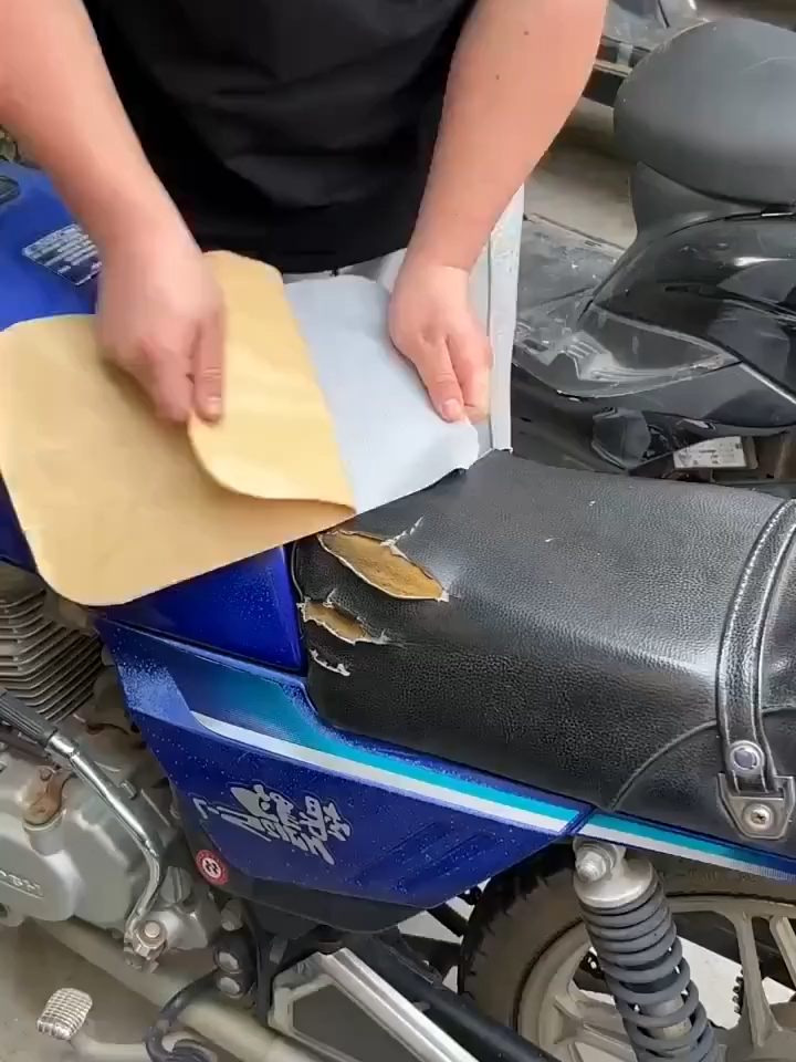 家里沙发，板凳，电动车，皮烂了，千万不要丢，用皮革修复贴，一贴就成新的了#皮革修复贴 ！
