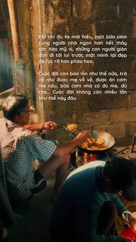 Nếu cuộc đời chia làm ba phần, một phần đối xử tốt với những người dịu dàng trên thế giới, một phần dành cho người yêu mình bằng sinh mệnh. Còn lại nhất định phải là yêu thương bố mẹ. Thương bố mẹ mình trọn đời em nhé.. #caption #giadinh #yeuthuong 