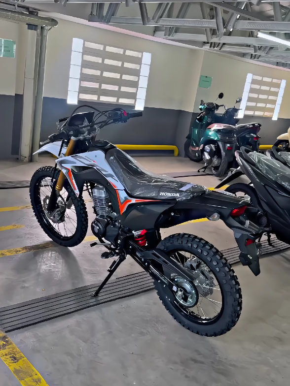 Tampan - tampan gini yakin ga naksir 🤭😜 CRF 150 L menunggu majikan baru .. #crf  #crf150l  #xyzbca  #DealerMotorHonda  #TikTokSPSMotor  #SPSMotor2025  #SPSMotorJawaTengah  #SPSMotorAjibarang #SPSMotorBanyumas  #SPSMotorPrambanan  #socialmediaexcellence2025  @HONDA PURWOKERTO @AHASS SPS AJIBARANG @AHASS16175🔧 