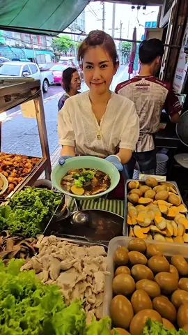ก๋วยจั๊บน้ำข้น หมูกรอบ ยืนพื้น สี่แยกพรานนก กรุงเทพฯ