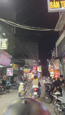 Giữa chốn đông người.😔sao e lại chẳng vui😓