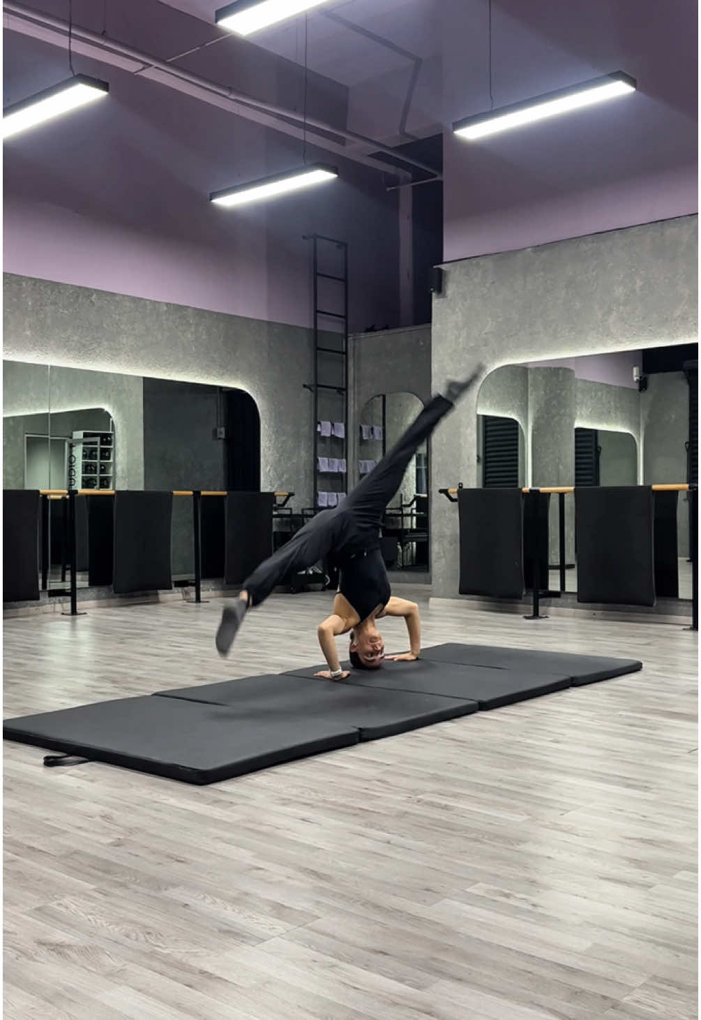 POV: I live in these pants 🤌🏻🤌🏻  @lululemon  #dancer #danceteacher #dancestudiopants #lululemon #dancestudioowner #acrodance #acro #stretch #trickcombo #thesweatlife #dancepants 