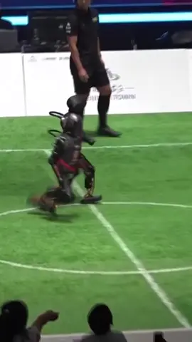 🤖 Un match de foot de robots dégénère en Chine, deux blessés sortent sur civière !  #football #soccer #sports #foot #AP #robots