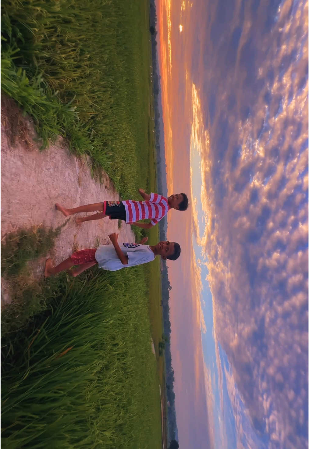 Shot sederhana dari HP, tapi isinya tawa yang tak tergantikan. Anak-anak, langit sore, dan layangan yang menari 📸  #cinematic #videography #shotoniphone #fypシ゚ 
