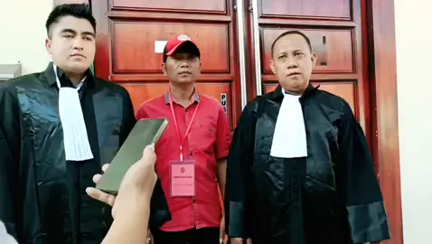 Praperadilan adalah wewenang Pengadilan Negeri untuk memeriksa dan memutus sah atau tidaknya tindakan aparat penegak hukum seperti penangkapan, penahanan, penghentian penyidikan, atau penghentian penuntutan, serta permintaan ganti rugi atau rehabilitasi. Tujuannya adalah untuk melindungi hak asasi manusia dan memastikan bahwa tindakan penegak hukum sesuai dengan hukum.  Mekanisme Hukum: Praperadilan adalah mekanisme hukum dalam sistem peradilan pidana di Indonesia yang memungkinkan pihak yang merasa dirugikan oleh tindakan aparat penegak hukum untuk mengajukan keberatan.  Objek Praperadilan: Objek praperadilan meliputi sah atau tidaknya penangkapan, penahanan, penghentian penyidikan, penghentian penuntutan, dan penetapan tersangka. Selain itu, praperadilan juga dapat menguji keabsahan penyitaan dan penggeledahan.  Pihak yang Berhak Mengajukan: Pihak yang berhak mengajukan praperadilan adalah tersangka, penyidik, penuntut umum, atau pihak ketiga (seperti saksi korban) yang merasa dirugikan.  Tujuan Praperadilan: Tujuan utama praperadilan adalah untuk mengawasi tindakan aparat penegak hukum dan memastikan bahwa tindakan tersebut tidak melanggar hak asasi manusia dan sesuai dengan hukum yang berlaku.  Peran Pengadilan: Pengadilan Negeri memiliki kewenangan untuk memeriksa dan memutus perkara praperadilan. Putusan praperadilan bersifat final dan tidak dapat diajukan banding.  Perbedaan dengan Perkara Pokok: Praperadilan diperiksa dan diputus sebelum perkara pokok disidangkan di pengadilan. Praperadilan lebih berfokus pada aspek formalitas dan keabsahan tindakan aparat, sedangkan perkara pokok membahas materi dugaan tindak pidana. 