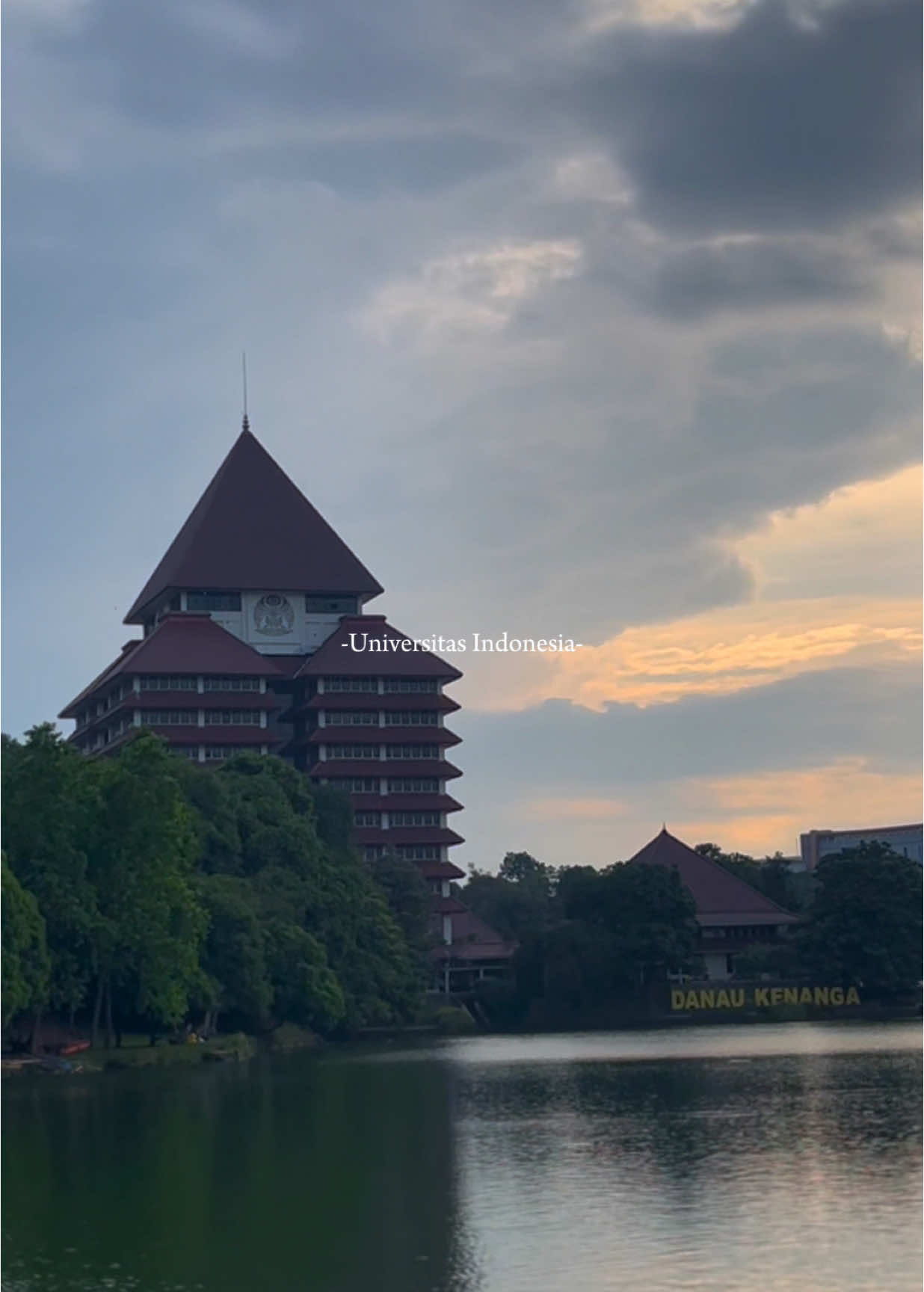 Gamonin UI seharian di sana dari pagi sampe sore hahah emang se indah itu…. #ui #universitasindonesia #fiaui #fisipui #ptn #depok #impian #universitas 