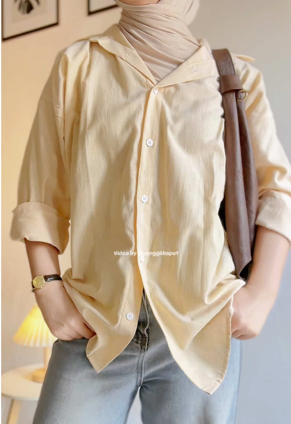 Kemeja oversize yg warna soft yellow nya cakep pwoll🫶🏻 #kemeja #kemejaoversize #kemejastripe #kemejastyle #kemejacalamby #outfit #outfitideas #outfitcheck 