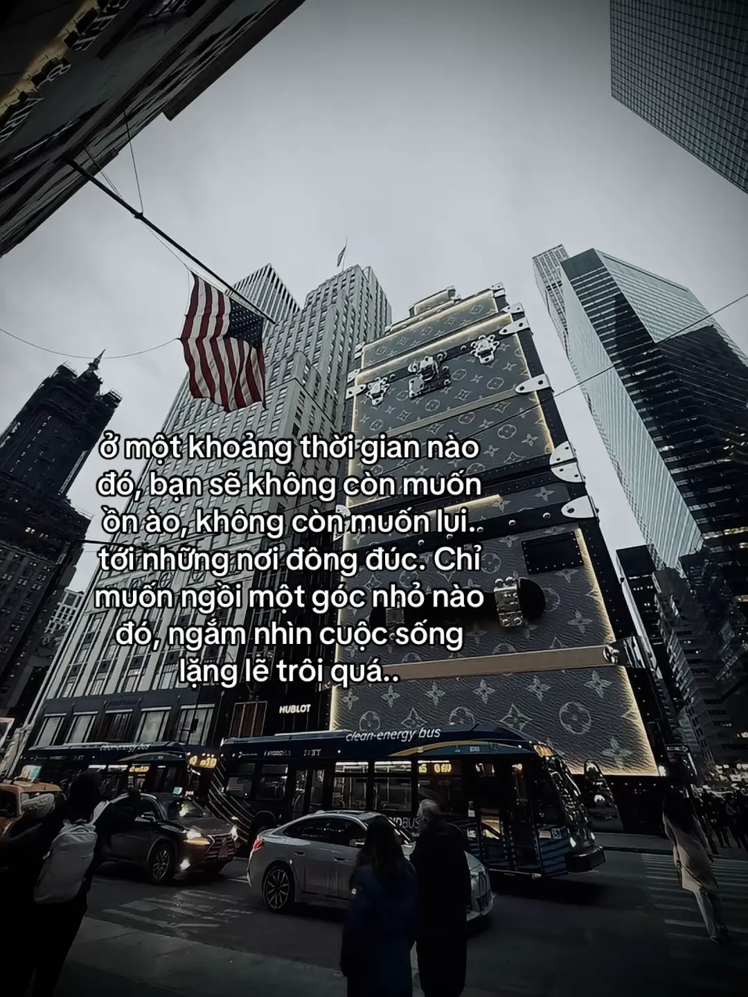 某个时刻，你不再想喧闹，不再想去拥挤的地方。只想静静地坐在某个角落，看着生活 静静地流逝。#tanh08_ #tamtrang #story #sttdoi 