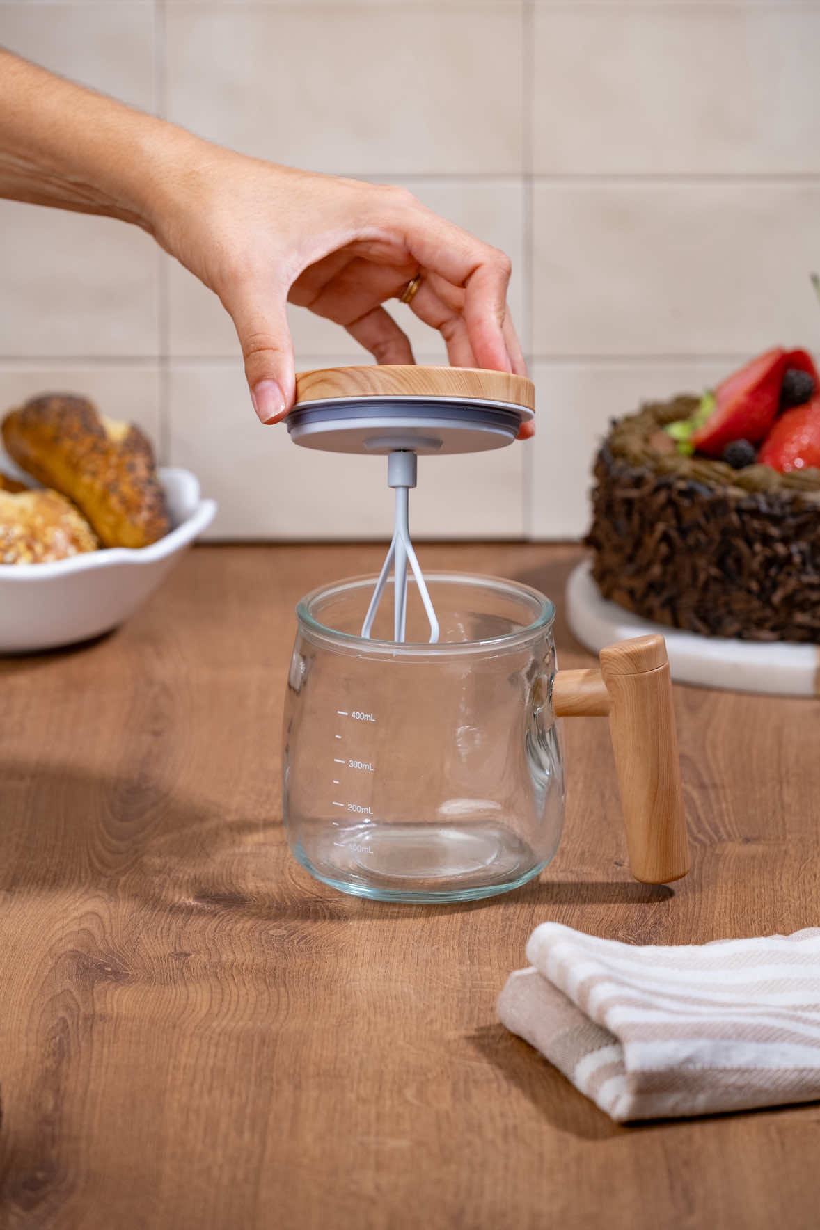 Prática e moderna, a Caneca Mixer é a escolha perfeita para quem busca funcionalidade e estilo no seu dia a dia. Ideal para misturar bebidas e outros líquidos com facilidade, ela traz a combinação de vidro e detalhes em PP para um design sofisticado e resistente. Além disso, o carregador USB garante a praticidade de um produto sempre pronto para o uso!
