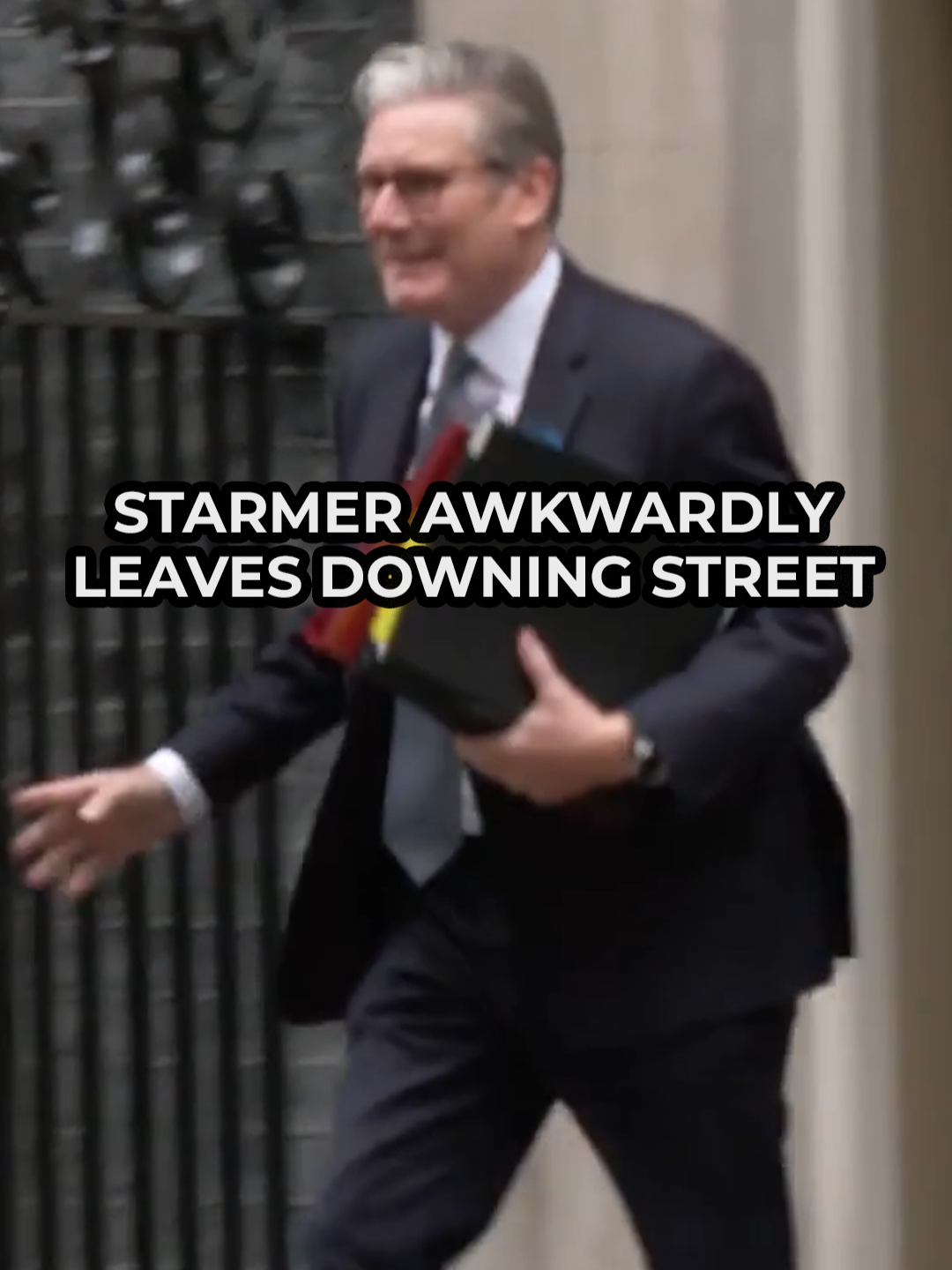 Sir Keir Starmer takes an awkward tumble as he trips out of Number 10 ahead of Prime Minister's Questions #KeirStarmer #Labour #DowningStreet #PMQs #GBNews