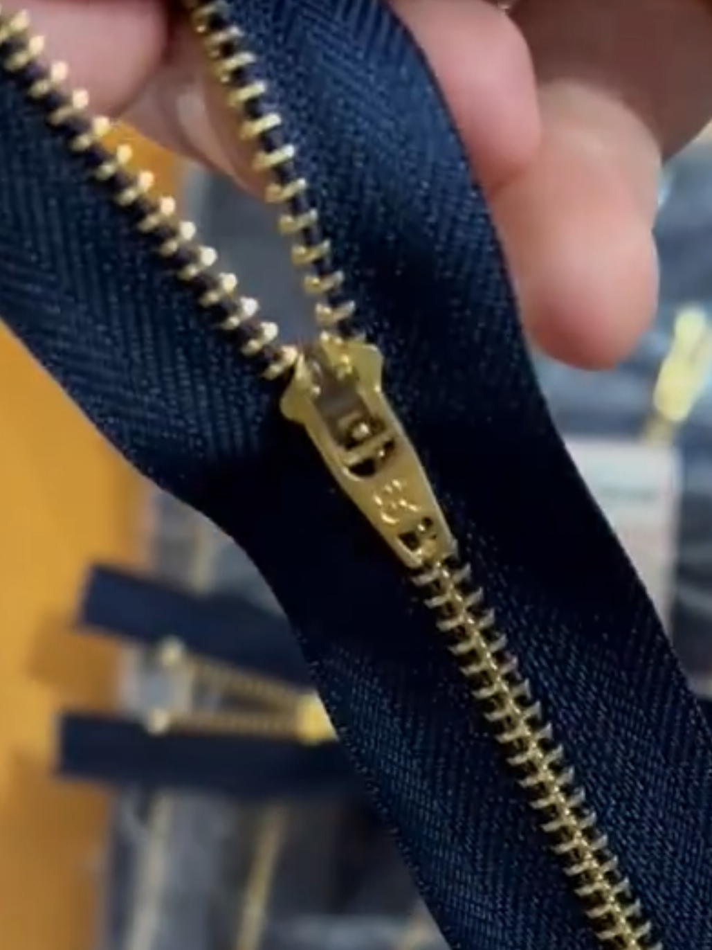 https://s.shopee.com.br/2VgQIQVAfQ Zíper de Metal Reforçado Fixo Com Trava de Segurança 4, 5, 6, 8, 10, 12, 15 e 18 c/10 unidades Jeans por R$9,97 - R$19,97. Compre na Shopee agora! 