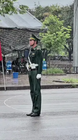 Đấy. Trai đẹp của mí bà nắng mưa có biết chạy vào nhà đâu🤣 #tranquangkhai #A80 #quockhanh #2thang9 #quandoinhandanvietnam #hợpluyệncụm #chubodoi #bodoi #bodoicuho #qđndvn #viraltiktok #xuhuong #fyp #CapCut 